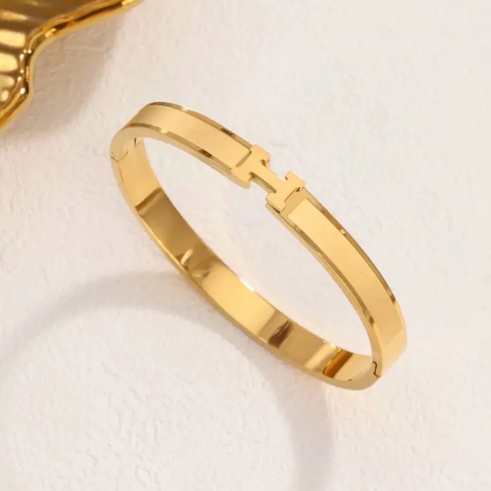 Elegant Gold Bracelet